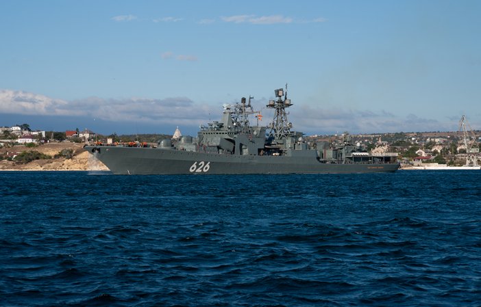 Большой противолодочный корабль "Вице-адмирал Кулаков" проекта 1155 во время захода в порт Севастополя Большой противолодочный корабль "Вице-адмирал Кулаков" проекта 1155 во время захода в порт Севастополя