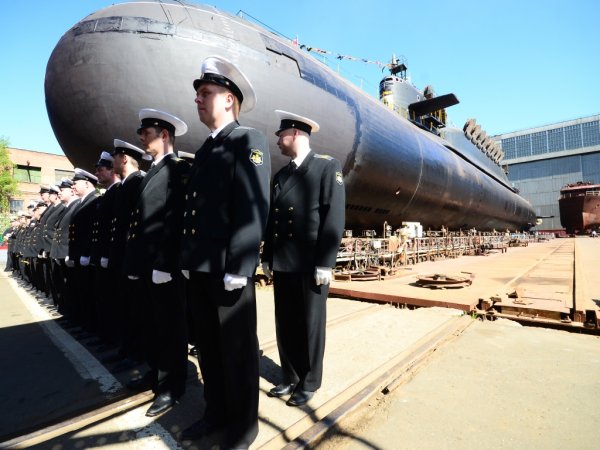 Экипаж ракетного подводного крейсера стратегического назначения "Екатеринбург" проекта 667БДРМ на территории Центра судоремонта "Звездочка" Экипаж ракетного подводного крейсера стратегического назначения "Екатеринбург" проекта 667БДРМ на территории Центра судоремонта "Звездочка"