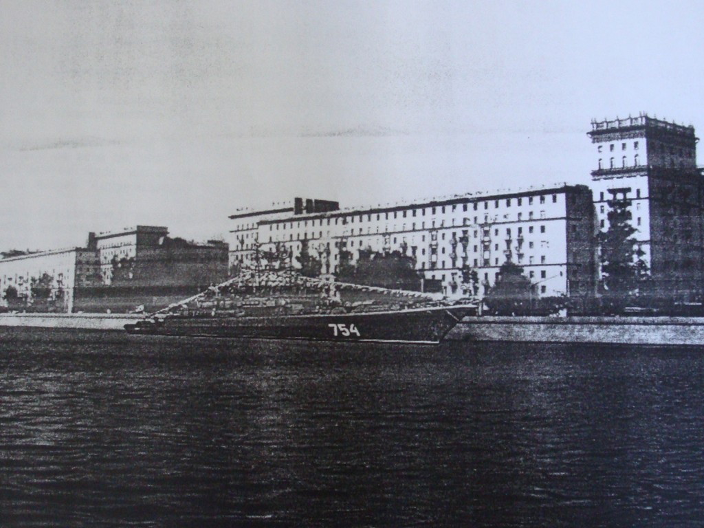 Вид Фрунзенской набережной с установленным у Андреевского моста плавучего развлекательного комплекса СКР "Дружный"