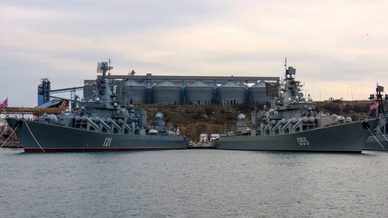 "Москва" и "Маршал Устинов" - крейсеры проекта 1164, шифр "Алтант", в севастопольской бухте Голландия "Москва" и "Маршал Устинов" - крейсеры проекта 1164, шифр "Алтант", в севастопольской бухте Голландия