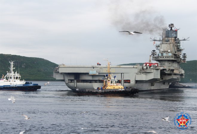 ТАВКР "Адмирал Кузнецов" выводят на рейд с 35-го судоремонтного завода ТАВКР "Адмирал Кузнецов" выводят на рейд с 35-го судоремонтного завода