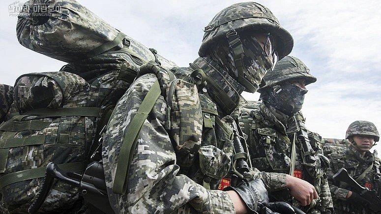 В Южной Корее введено военное положение