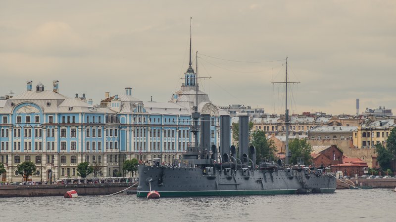 Крейсер "Аврора" у вечной стоянке на Петроградской набережной в Санкт-Петербурге Крейсер "Аврора" у вечной стоянке на Петроградской набережной в Санкт-Петербурге