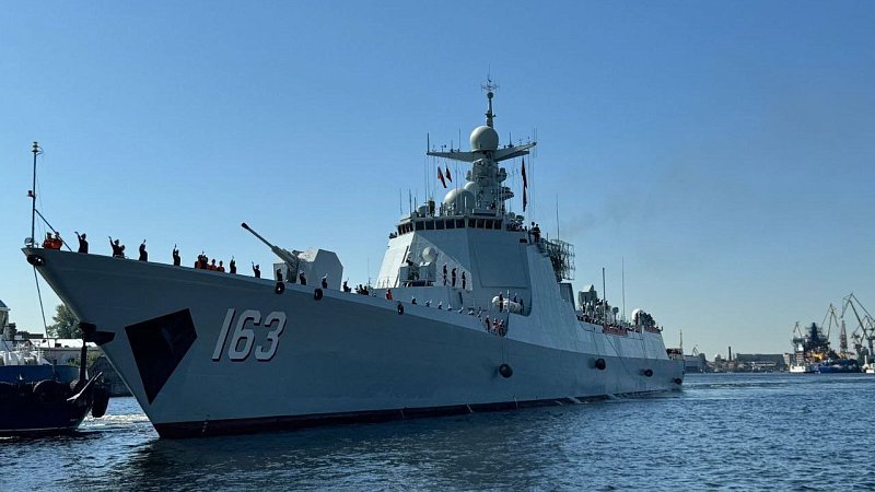 Китайский эсминец бросил якорь в Санкт-Петербурге