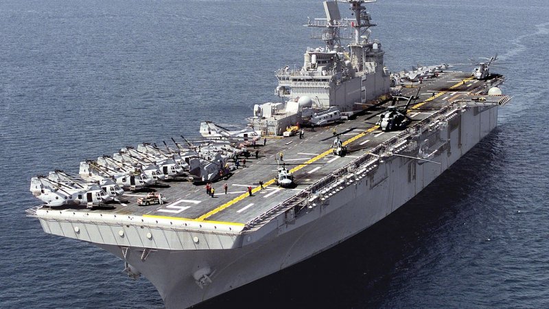Десантный корабль ВМС США направили в Средиземное море