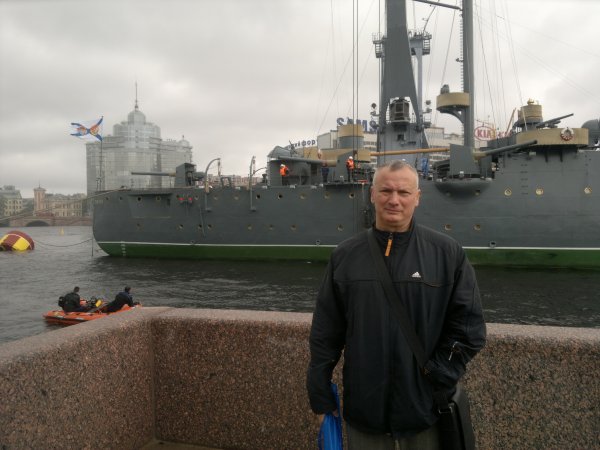 Писатель-маринист Александр Покровский на фоне "Авроры" Писатель-маринист Александр Покровский на фоне "Авроры"