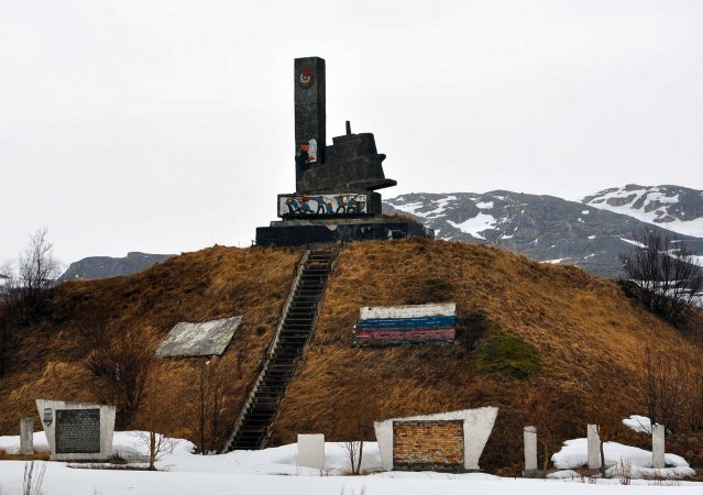 Памятник советским подводникам расположен на холме, который в период войны представлял собой немецкое укрепление. Памятник советским подводникам расположен на холме, который в период войны представлял собой немецкое укрепление.