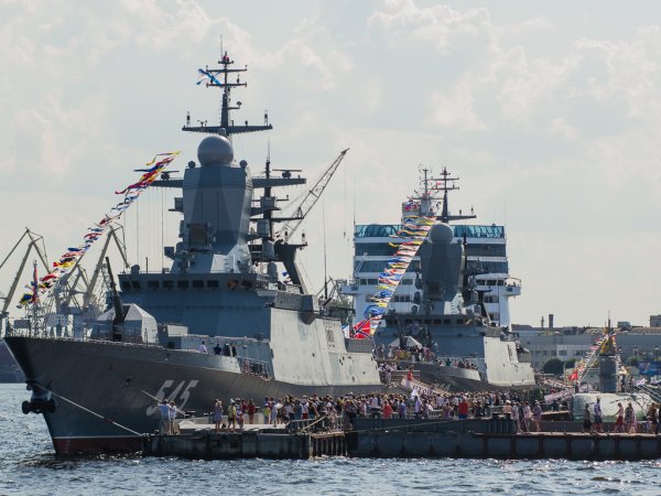 Корветы проекта 20380 на военно-морском параде в Санкт-Петербурге Корветы проекта 20380 на военно-морском параде в Санкт-Петербурге