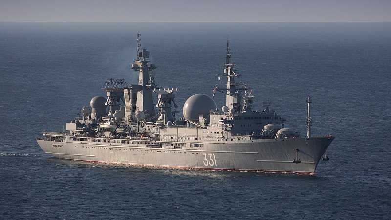 Корабль управления Маршал Крылов провел учения в одном из заливов Приморья