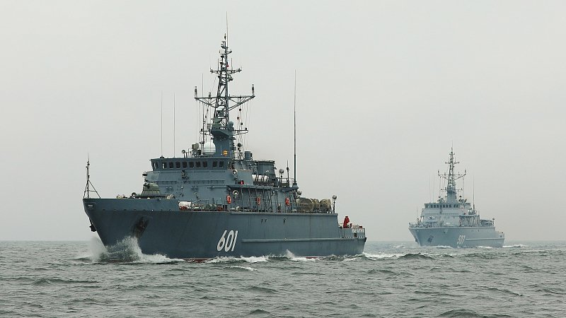 Тральщики проекта 12700 "Александр Обухов" и "Иван Антонов" в одном строю Тральщики проекта 12700 "Александр Обухов" и "Иван Антонов" в одном строю