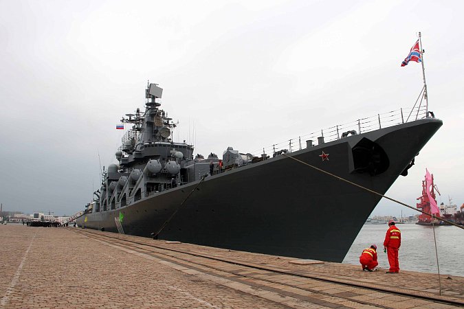 Крейсер Варяг и фрегат Маршал Шапошников бросили якорь у берегов Индии