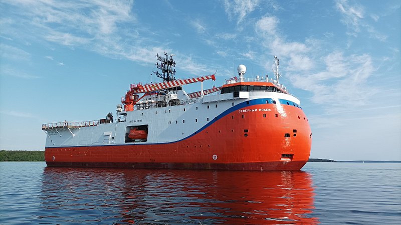 Ледостойкая платформа Северный полюс вышла из ледового поля у Шпицбергена