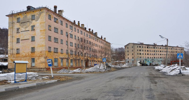 Часть домов в городке еще жилая, а часть – расселена. Часть домов в городке еще жилая, а часть – расселена.