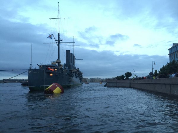 Крейсер "Аврора" во время швартовки на месте вечной стоянки Крейсер "Аврора" во время швартовки на месте вечной стоянки