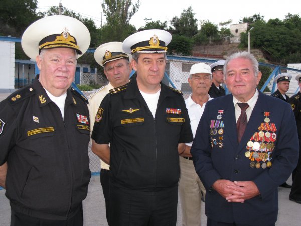 Вице-адмирал Александр Цубин, капитан 1 ранга Юрий Земский, председатель совета ветеранов бригады ракетных катеров Владимир Бевз Вице-адмирал Александр Цубин, капитан 1 ранга Юрий Земский, председатель совета ветеранов бригады ракетных катеров Владимир Бевз