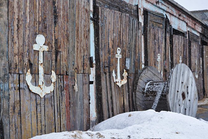 Гарнизонный гараж арендуют местные жители, используя его как подсобное хозяйство для разведения куропаток. Гарнизонный гараж арендуют местные жители, используя его как подсобное хозяйство для разведения куропаток.