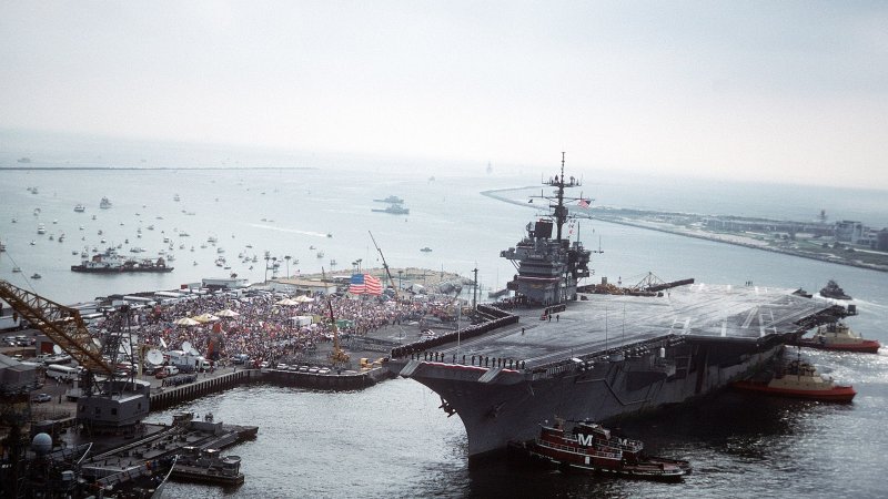 Американский флот вывел корабли из Флориды из-за прихода урагана