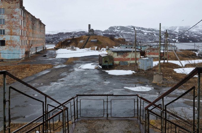 Территория базы готовится к реконструкции. В бывшей казарме подводников проводится ремонт, вставляются пластиковые окна. По плану владельцев территории здесь будет проведена реконструкция причального фронта и инфраструктуры. Территория базы готовится к реконструкции. В бывшей казарме подводников проводится ремонт, вставляются пластиковые окна. По плану владельцев территории здесь будет проведена реконструкция причального фронта и инфраструктуры.