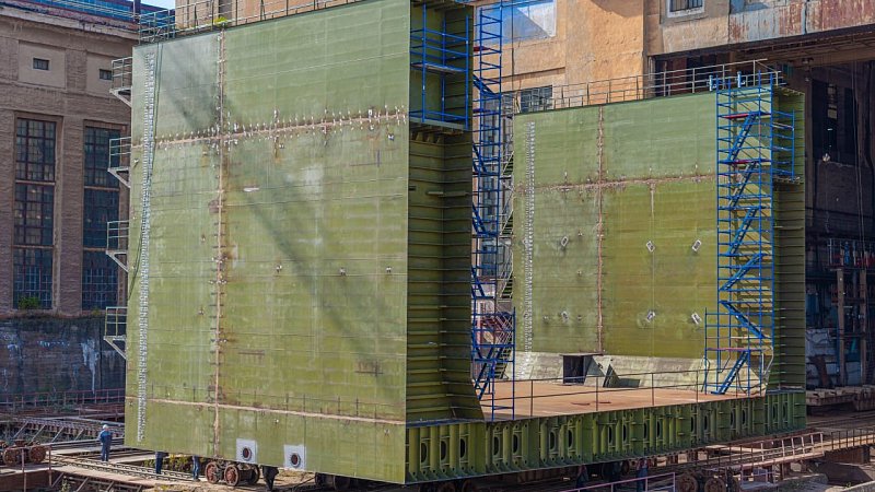 Специалисты АСЗ начали выкатку блоков нового дока-понтона